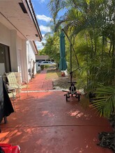 8273 NW 36th St in Sunrise, FL - Foto de edificio - Building Photo