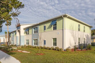 The Waves at Jacksonville Beach in Jacksonville Beach, FL - Foto de edificio - Building Photo