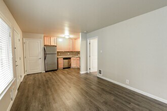 Cavalier Park Apartments in Puyallup, WA - Building Photo - Building Photo