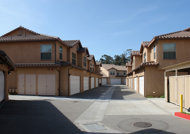 Villa Victoria Apartments in Oxnard, CA - Building Photo - Building Photo