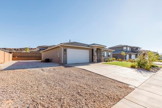 3338 E Crimson Ridge Dr in Saint George, UT - Building Photo - Building Photo