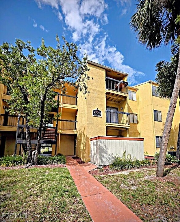 2937 Winkler Ave in Ft. Myers, FL - Foto de edificio