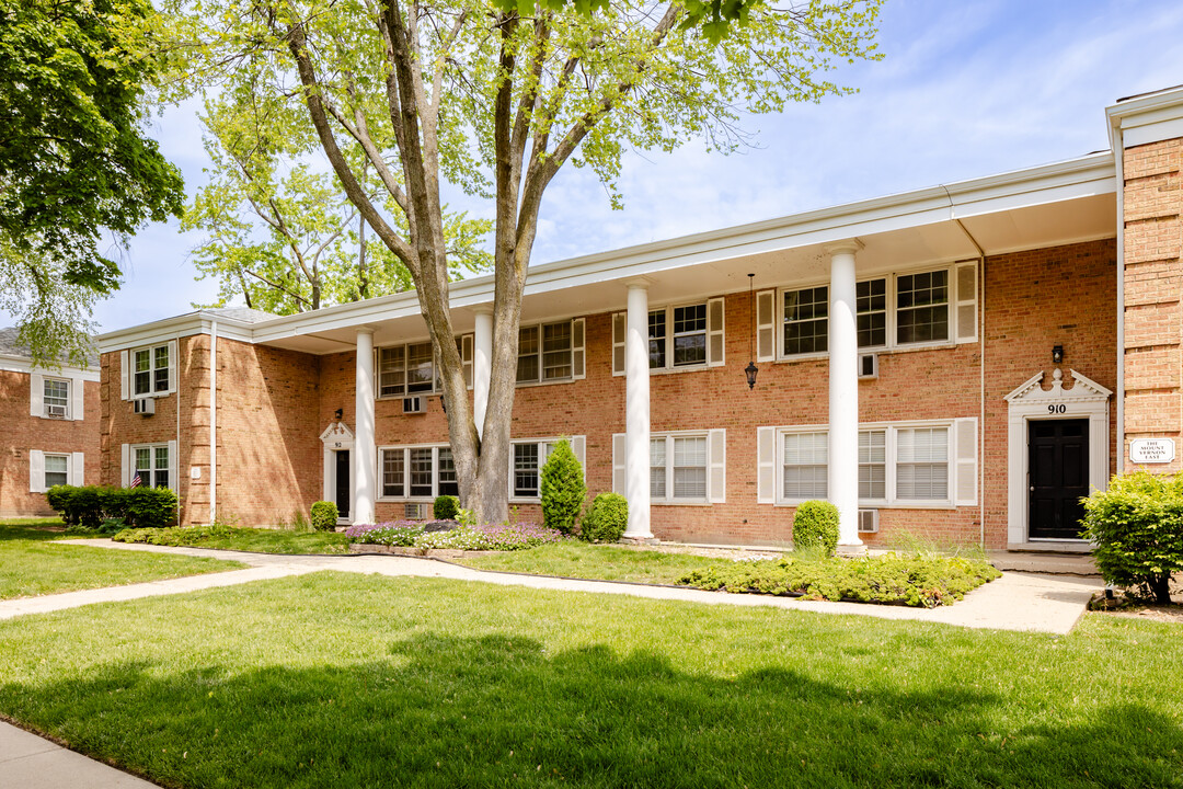 910 W Saint James ST in Arlington Heights, IL - Foto de edificio