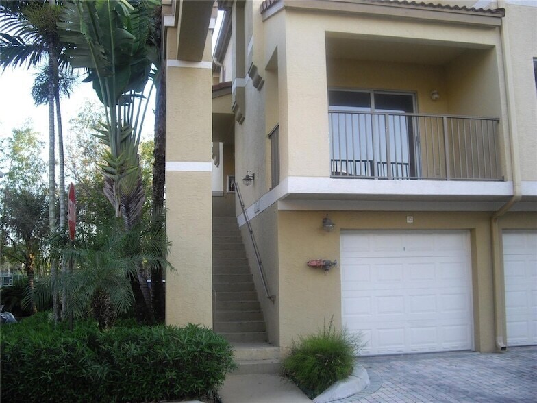 751 N Pine Island Rd, Unit 201 in Plantation, FL - Building Photo