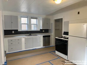 547 Broadway-Unit -Apt 1 in Somerville, MA - Building Photo - Building Photo