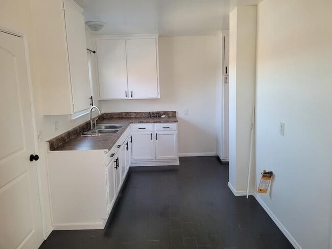 966 Holly St in Inglewood, CA - Foto de edificio - Building Photo