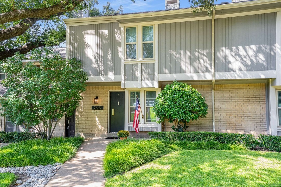 7615 Woodthrush Dr in Dallas, TX - Foto de edificio