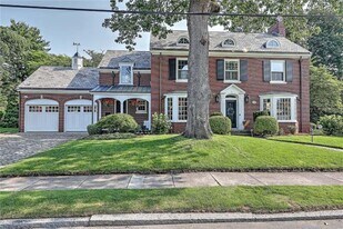 9 Kenilworth Wy in Pawtucket, RI - Building Photo