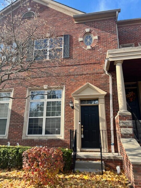 29253 Glen Oaks Blvd E in Farmington Hills, MI - Building Photo