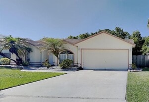 1649 Hallcrest Dr in Deltona, FL - Building Photo