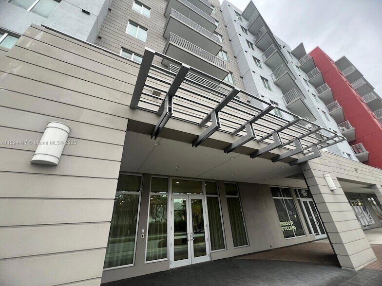 7661 NW 107th Ave, Unit 801 in Doral, FL - Building Photo
