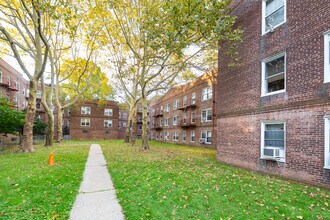 Regency Gardens in Flushing, NY - Foto de edificio - Building Photo
