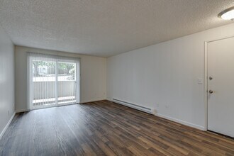 Creekside Commons Apartments in Tigard, OR - Building Photo - Interior Photo
