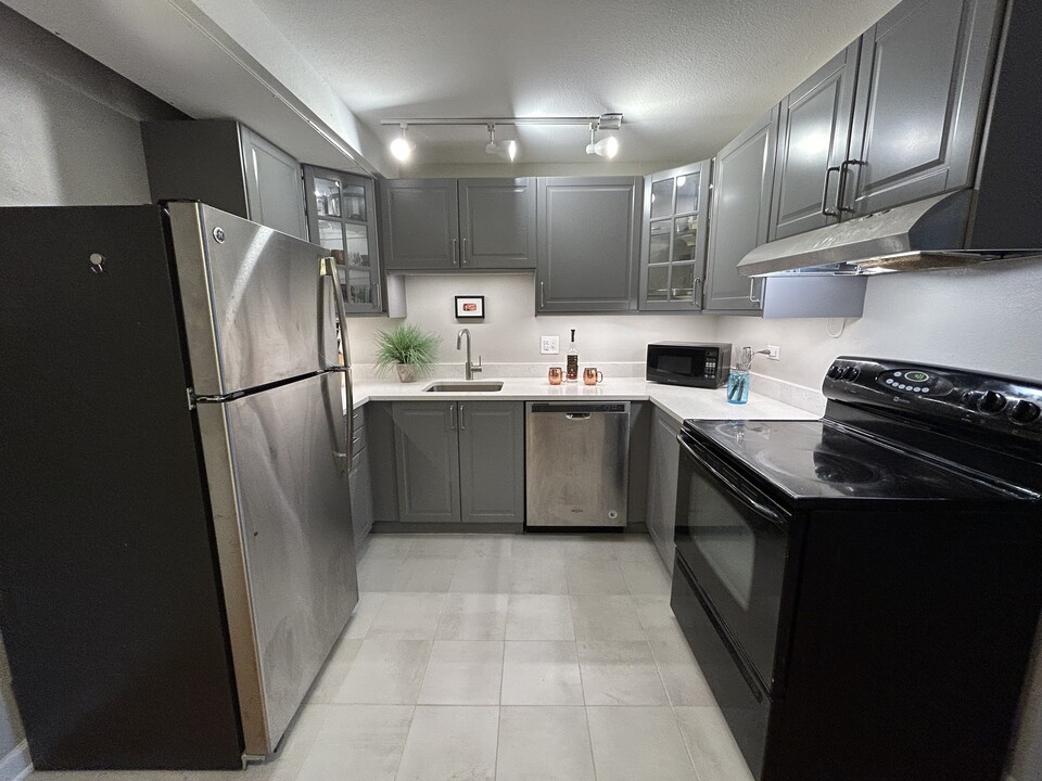 65 N Clarkson St in Denver, CO - Building Photo