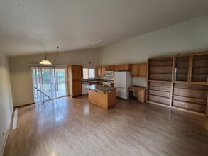 2285 NE Meadow Ln in Bend, OR - Building Photo - Building Photo