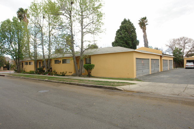 6803 Matilija Ave in Van Nuys, CA - Foto de edificio - Building Photo