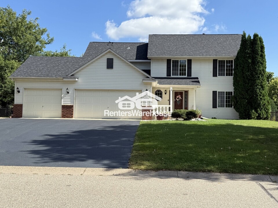 8451 Rhoy St in Victoria, MN - Building Photo