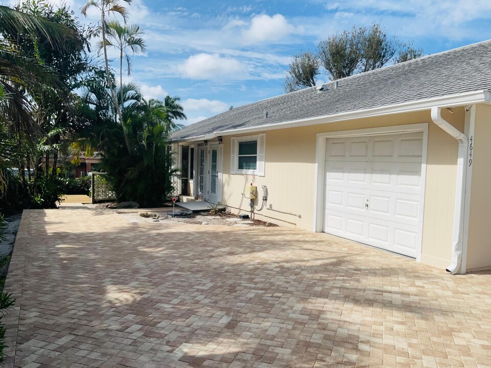 4649 SE Russell Way in Stuart, FL - Building Photo