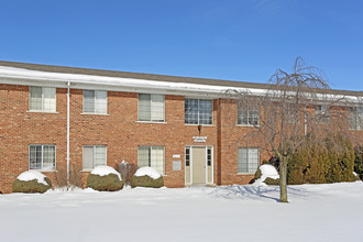 Lake Breeze Apartments in Harrison Township, MI - Foto de edificio - Building Photo