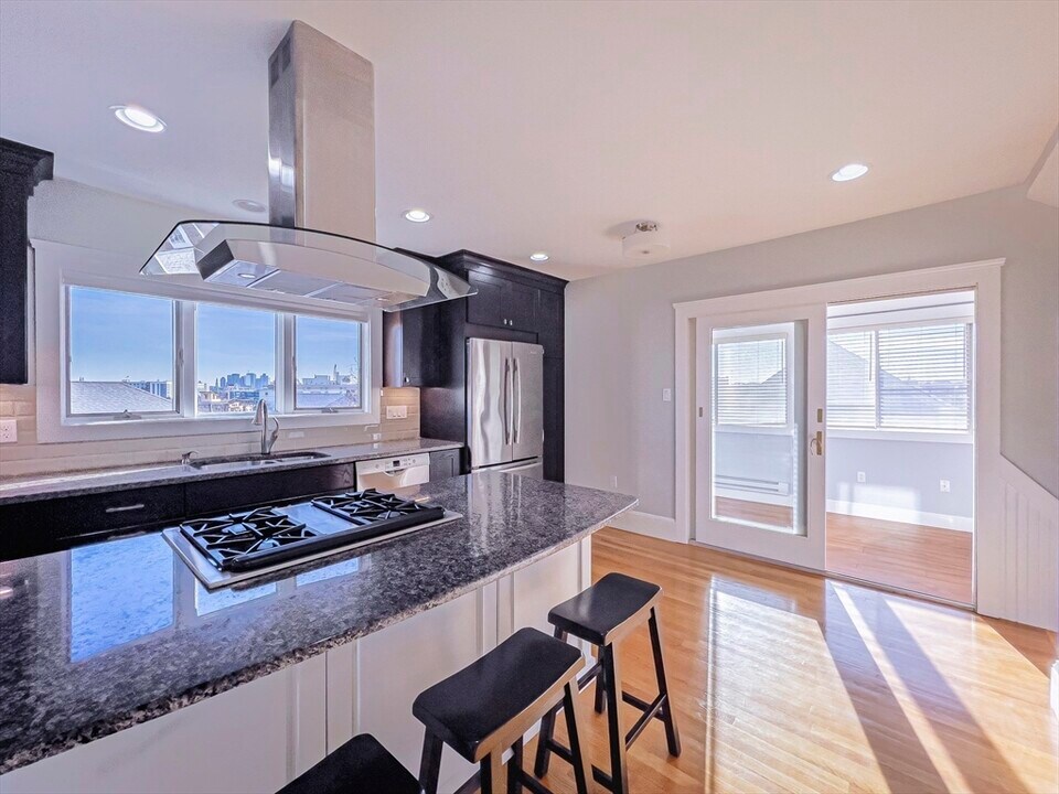 8 Putnam Rd in Somerville, MA - Building Photo