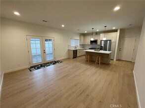 215 E 2nd St in San Dimas, CA - Foto de edificio - Building Photo