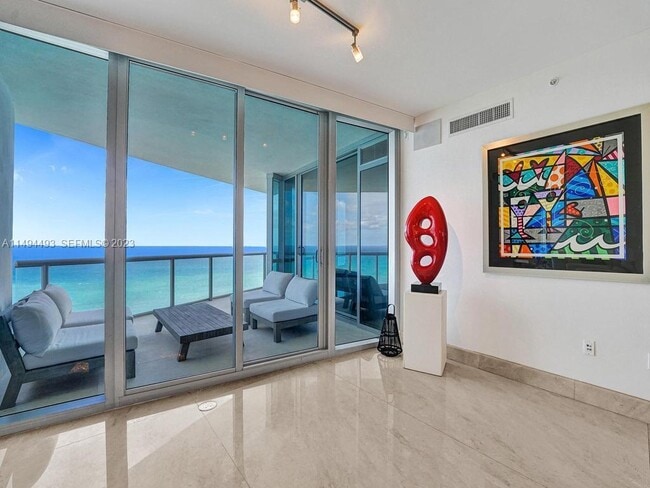 17121 Collins Ave in Sunny Isles Beach, FL - Foto de edificio - Building Photo