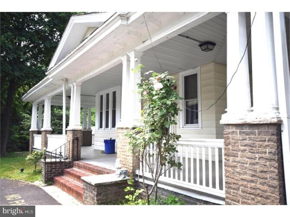 511 Evesham Ave W in Magnolia, NJ - Building Photo