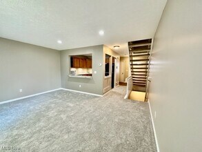 1330 Meadow Run in Akron, OH - Building Photo - Building Photo