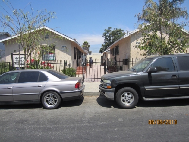 9706 Beach St in Los Angeles, CA - Foto de edificio