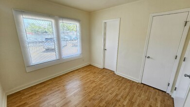 354 1/2 Douglas St in Los Angeles, CA - Building Photo - Building Photo