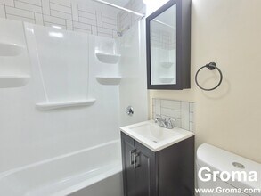 49 Rosedale St, Unit 1 in Boston, MA - Foto de edificio - Building Photo