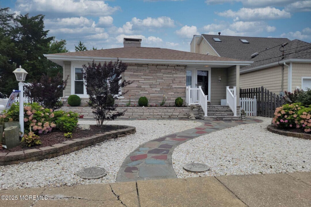 33 Morton Dr in Lavallette, NJ - Building Photo
