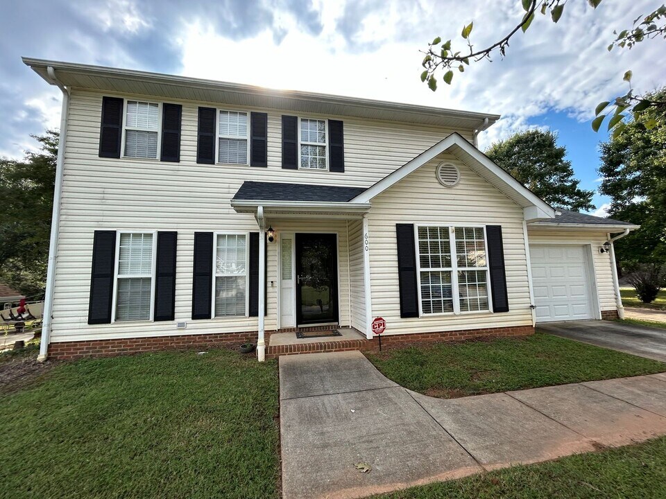 600 Summerwalk Rd in Greensboro, NC - Building Photo