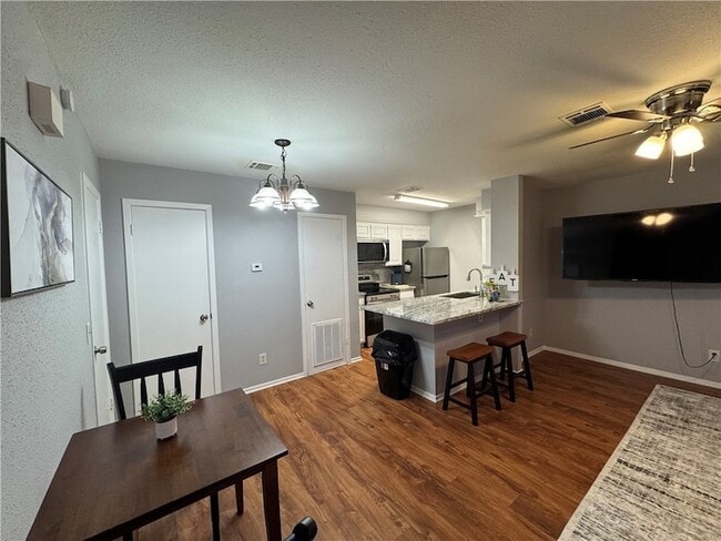 1305 W Villa Maria Rd, Unit E104 in Bryan, TX - Building Photo - Building Photo