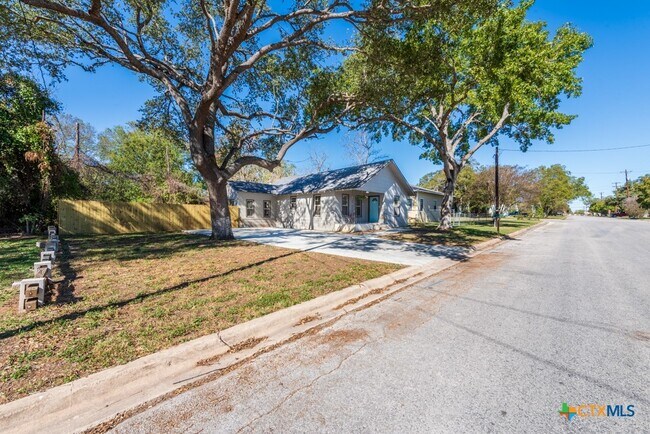 404 S Oak Ave in Luling, TX - Building Photo - Building Photo