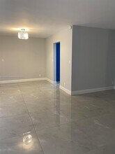 940 NE 199th St-Unit -4J in Miami, FL - Building Photo - Building Photo