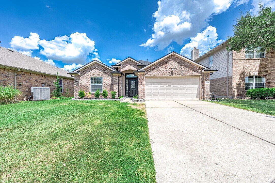 5006 Riverbridge Ct in Spring, TX - Building Photo