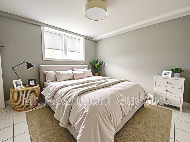 16 Kingsway Dr in Hamilton, ON - Building Photo