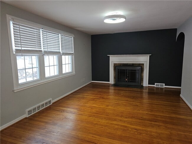 property at 940 S Grosvenor Rd