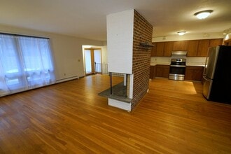 208 Grove St in Lexington, MA - Building Photo - Building Photo