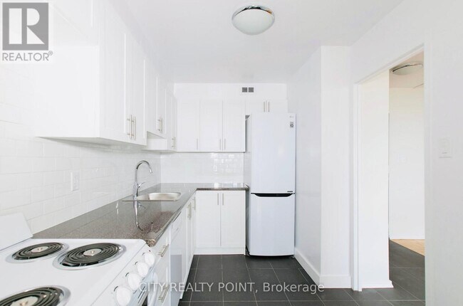 6200-6200 Bathurst St in Toronto, ON - Building Photo - Building Photo