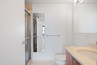 102 Christopher Columbus Dr in Jersey City, NJ - Building Photo - Building Photo