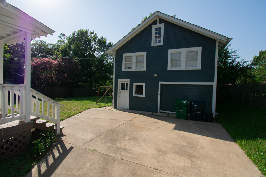 306 W Bryan St in Brenham, TX - Building Photo