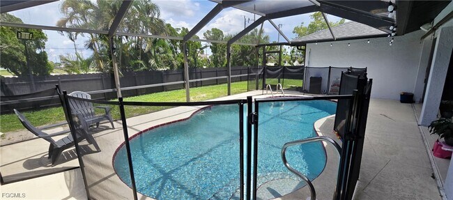 933 SW Santa Barbara Pl in Cape Coral, FL - Building Photo - Building Photo