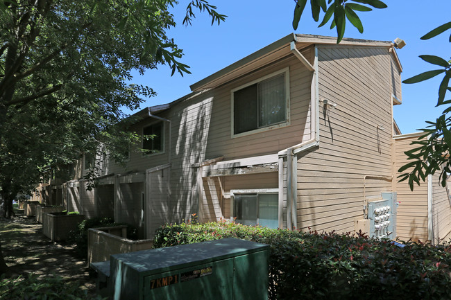 Natomas Court Apartments in Sacramento, CA - Building Photo - Building Photo