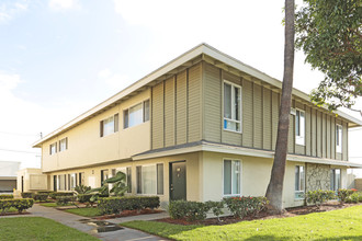 Villa Pacific Townhomes in Westminster, CA - Building Photo - Building Photo