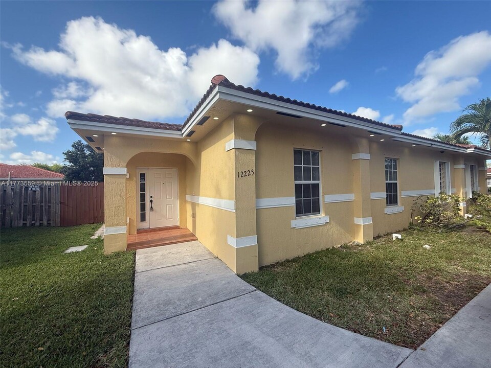 12225 SW 215th Terrace in Miami, FL - Building Photo