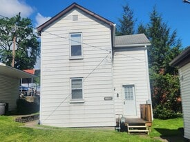 1726 Ridge Ave in Coraopolis, PA - Building Photo