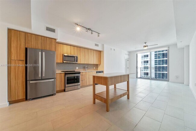 2150 N Bayshore Dr, Unit 1807 in Miami, FL - Building Photo - Building Photo