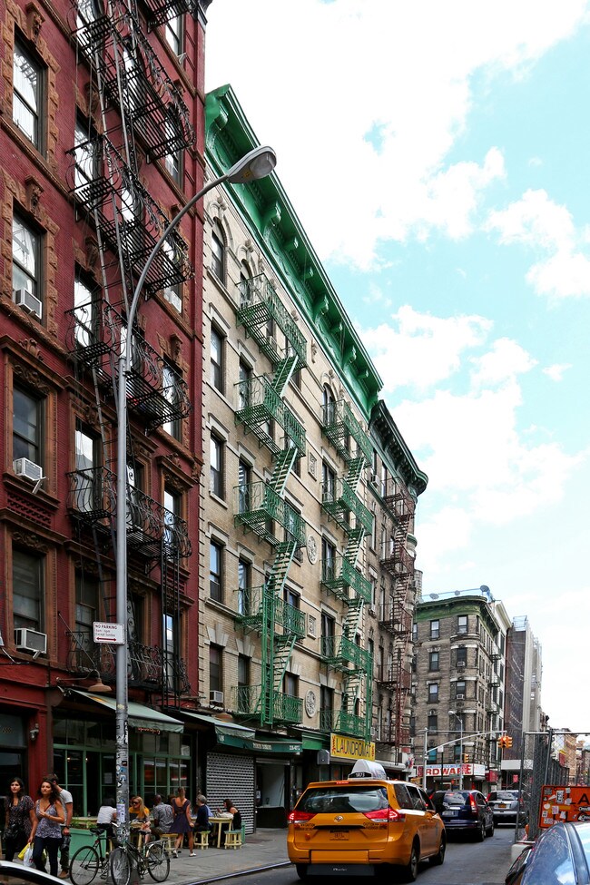 196-198 Mott St in New York, NY - Foto de edificio - Building Photo